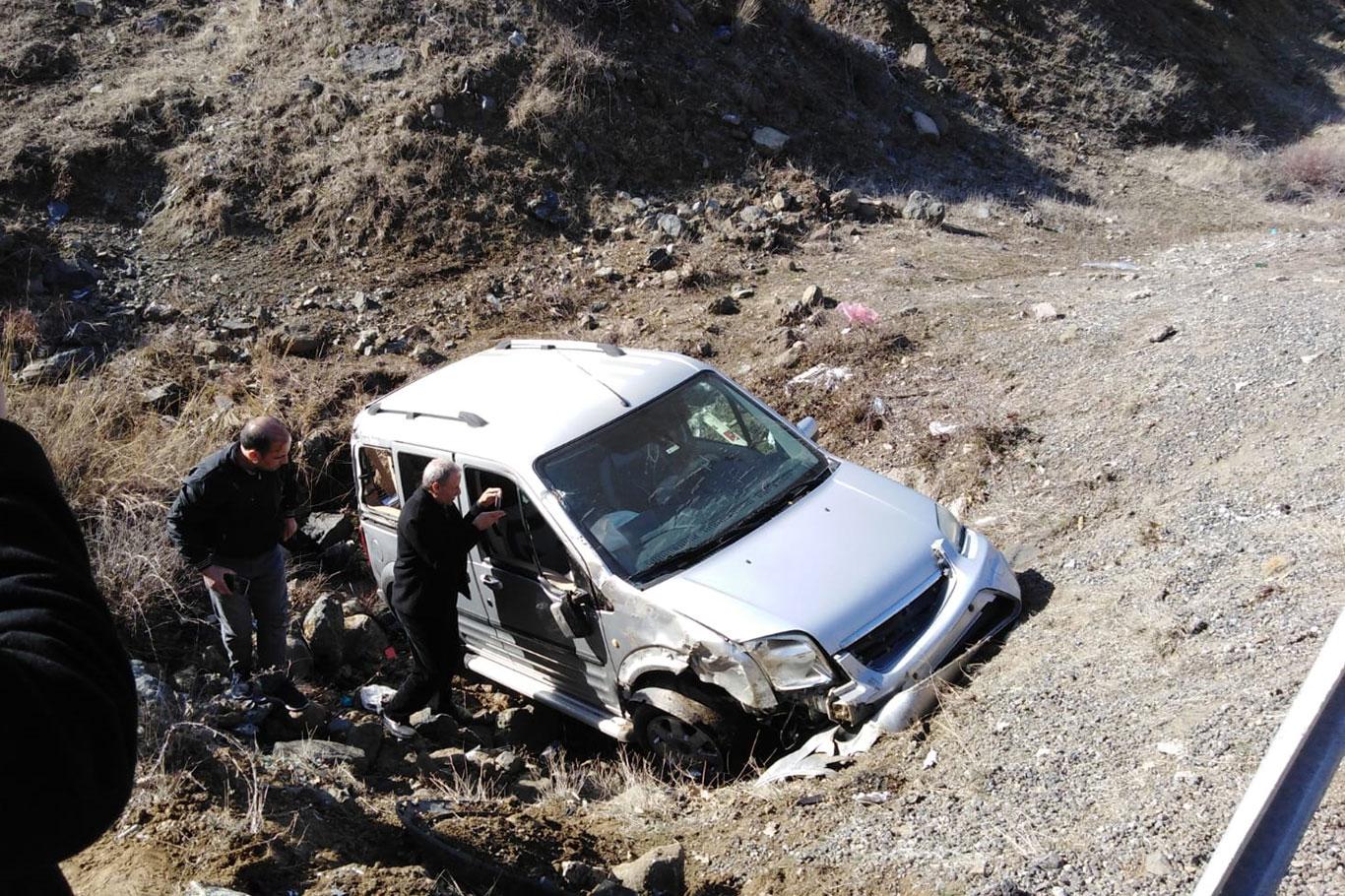 Depremde hayatını kaybedenlerin taziyesine katılmak için gelenler kaza yaptı: 7 yaralı 